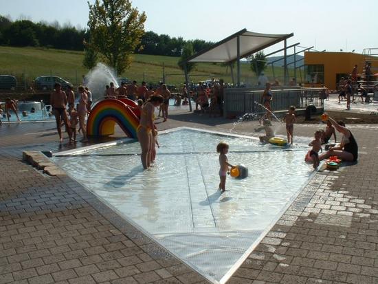 Kinderplanschbecken mit Ubelaufkante, Spritzdüsen und Regenbogenrutsche