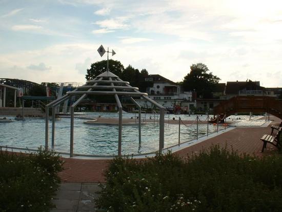 Erlebnisbecken mit Strömungskanal, Sprudelliegen,Wasserfall  und Regengrotte