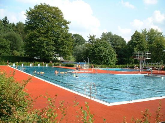 Mehrzweckbecken
Gesamte Badewassertechnik unterirdisch neben Sprungbecken angeordnet