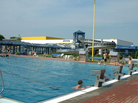 Im Hintergrund das Hallenbad mit Langrutsche