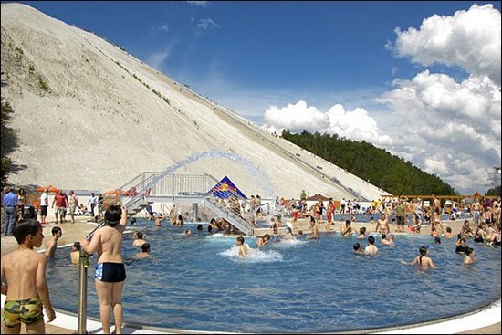 Das großzügig Becken mit vielen Attraktionen.