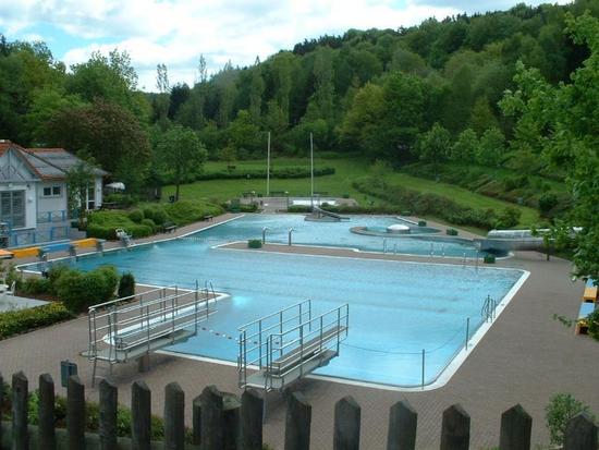 Übersicht auf die Beckenanlagen des Freibades Kirchheim.
Im Vordergrund der Sportteilmit Sprung- und Schwimmerbereich.