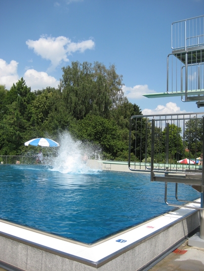 Sprungbecken von Berndorf Bäderbau für den erfrischenden Sprung ins Wasser.