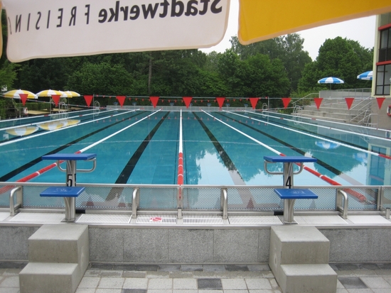 Schwimmerbecken für den sportlichen Wettkampf gerüstet.