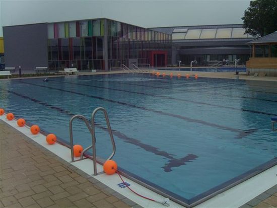 Schwimmberech des Mehrzweckbeckens mit Startsolckel.