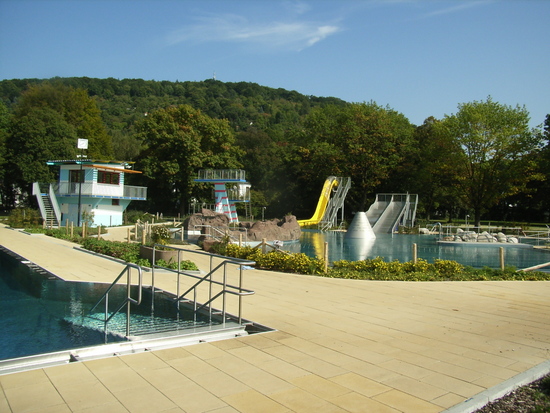 Freibad mit vielen Attraktionen.