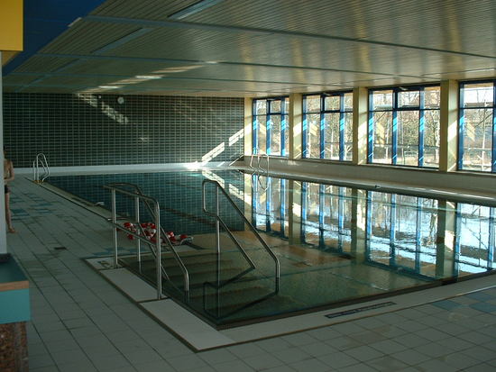 Mittelgroßes Schulschwimmbecken, bestens geeignet für den Sportunterricht.