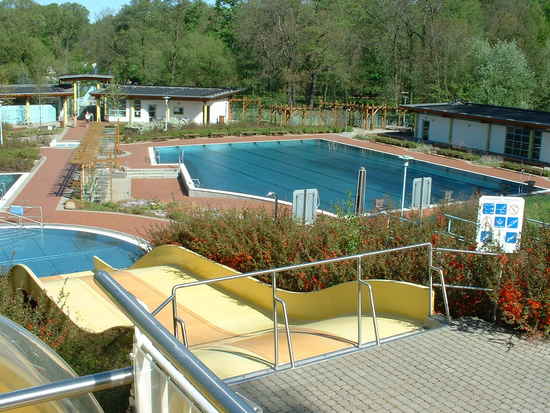 Schwimmerbecken mit Rutsche und Rutschenzielbecken im Vordergrund