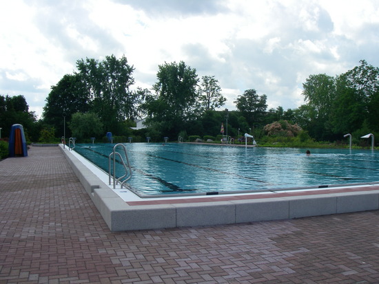 Schwimmerbecken mit Schwallduschen und Startsockeln