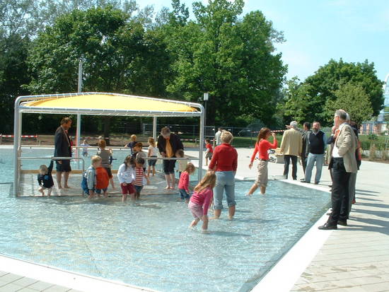 Bereits bei der Eröffnung freuen sich die Gäste über das Kinderbecken.