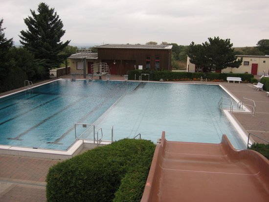 Übersicht auf das Mehrzweckbeckens. Bei dieser vielseitigen Schwimmbeckenanlage freut man sich trotz Schlechtwetters schon auf die nächsten Sonnentage.