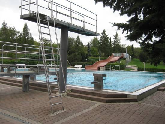 Der Schwimmerbereich des Mehrzweckbeckens ist mit Startsockeln, Schwimmbahnen und einer 1-m- und 3-m-Sprunganlage ausgestattet.