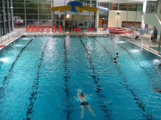 6 Schwimmbahnen laden zur sportlichen Aktivität ein.