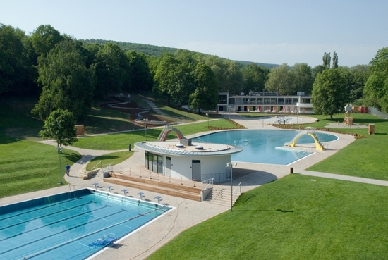 Die großzügige Badeanlage bietet für jeden Besucher Sport, Spaß, Erholung und Abwechslung.