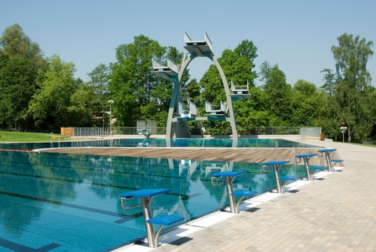 Beim Mehrzweckbecken ist der Sprungbeckenbereich ist durch eine Halbinsel klar vom Schwimmerbereich des getrennt.