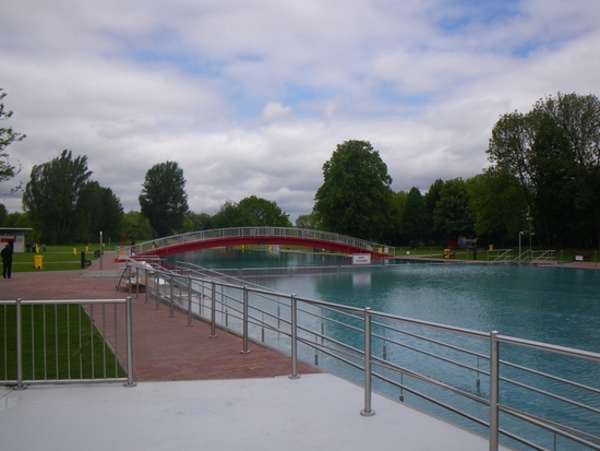 Beeindruckende Länge des Mehrzweckbeckens. Eine seitlich situierte Rampe ermöglicht einen barrierefreien Einstieg ins Becken.