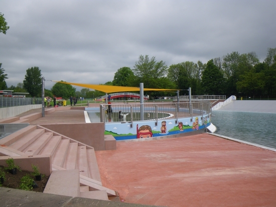 Das Kinderbecken mit zahlreichen Spieltieren und einem Sonnensegel lädt zum fröhlichen Spielen ein.