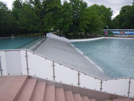 Die 30 m breite Wasserrutsche dient als Verbindung des oberen und unteren Beckenbereiches des Mehrzweckbeckens und ist zugleich die breitestes Rutschbahn Europas.