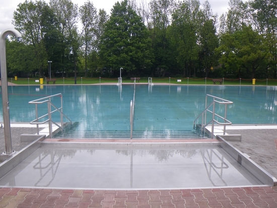 Als Hygieneschleuse zur Fußreinigung und um Verschmutzungen im Becken gering zu halten sind vor  Einstiegstreppen Durchschreitebecken situiert.