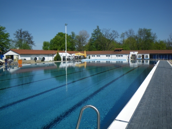 Das 50 m-Sportbecken kurz vor Gesamtfertigstellung der Umgangsflächen.