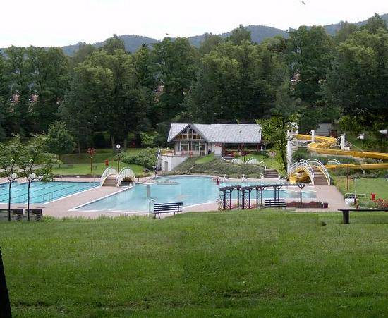 Mitten im Grünen: Das Mehrzweckbecken mit Schwimmer- und Erlebnisbereich.