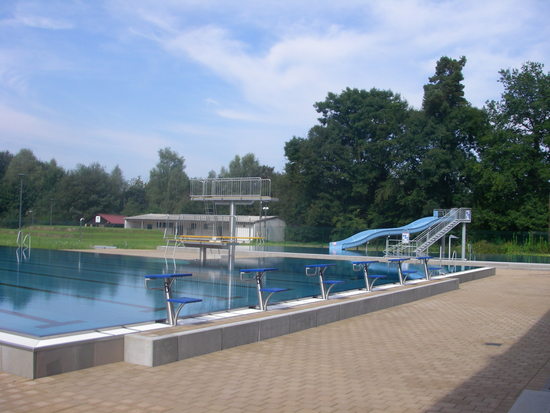 Schwimmerbecken mit modernen FINA-Startsockel. 