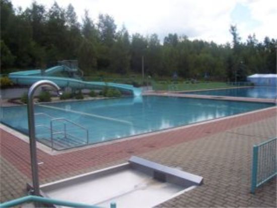 Durchschreitebecken, im Hintergrund Nichtschwimmerbecken und Großwasserrutsche.