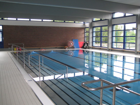 Lehrschwimmbecken mit Einstiegstreppe über die gesamte Beckenlänge.