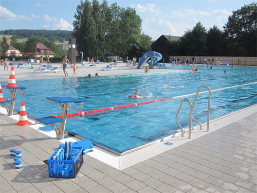 Der Schwimmerbereich des Mehrzweckbeckens ist mit Tauchstreifen und FINA-gerechten Startsockeln ausgestattet.