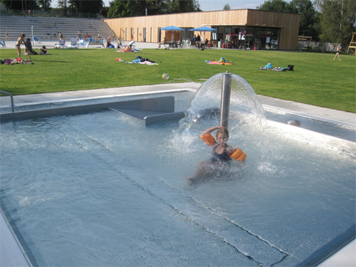 Die Wasserglocke sorgt im Kinderbecken für lustige Erfrischung.