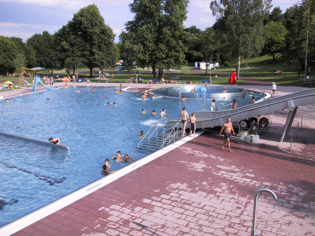 Mehrzweckbecken mit Erlebnis- und Schwimmerbereich