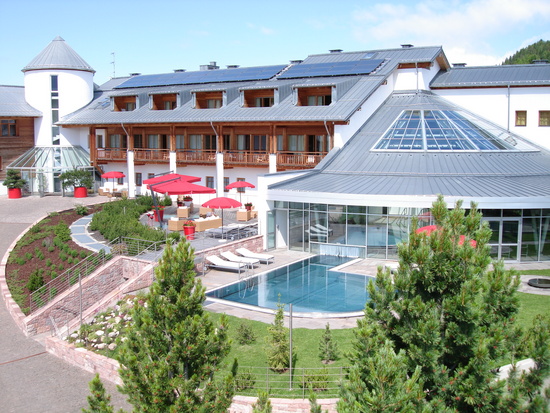 Hotel Hallen-Freibecken mit Ausschwimmkanal.