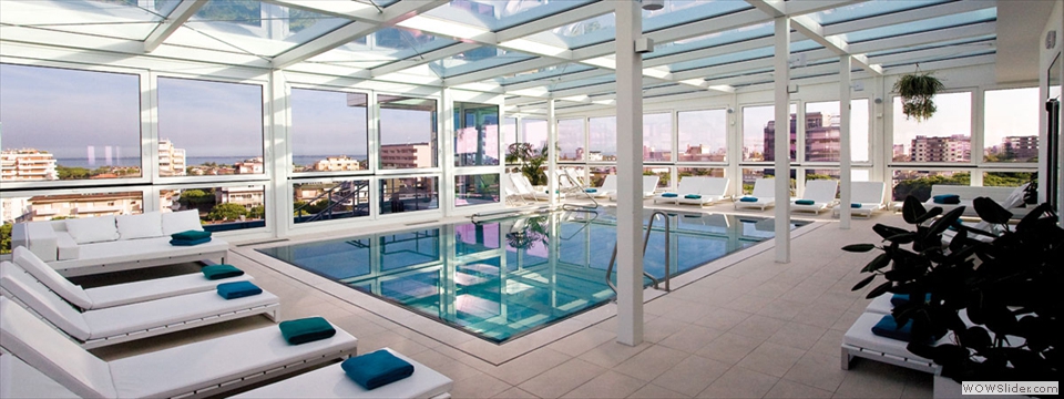 Hallenbecken gebaut auf der Hotelterrasse umgeben von einem Wintergarten