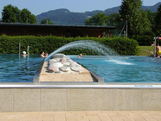 Eine erfrischende Spritzattraktionen lockert die Trennung vom Schwimmer- zum Nichtschwimmerbereich auf.