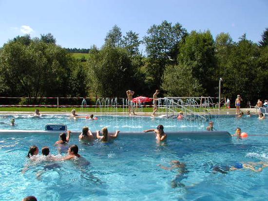 Der Nichtschwimmerbereich ist vom Schwimmerbereich mittels Trennwand geteilt. Ein Teil der Trennwand ist als Wasserwand ausgeführt.