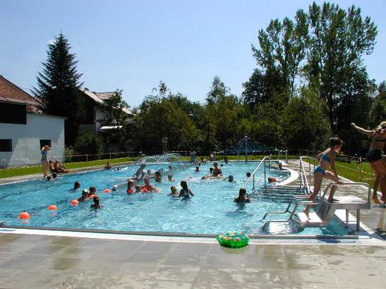 Klein aber Fein ! Die Wasserfläche ist kleiner als üblich, trotz allem wird das Becken allen Wünschen gerecht.