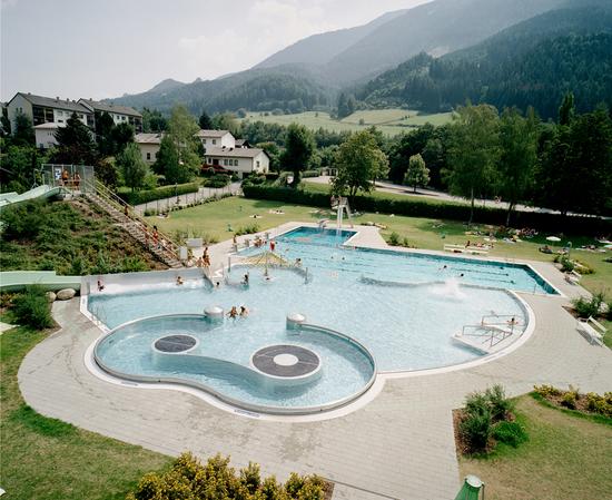 Herrlich angelegtes Mehrzweckbecken mit Sprung-, Schwimmer- und Erlebnisbereich.