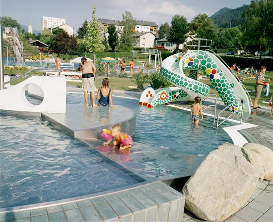 Verbindungsrutsche zu den einzlenen Beckenbereichen - im Hintergrund die Kinderrutsche.