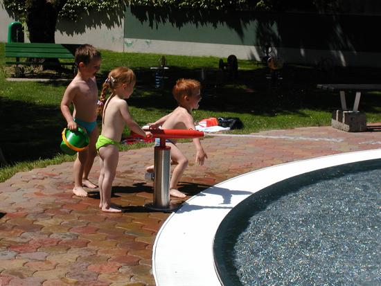 Wasserkanone als lustige Spielmöglichkeit für Kinder.