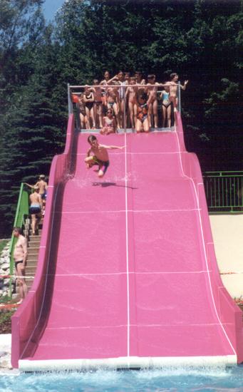 Eine poppig pinke Breitwasserrutsche sorgt für vergnügte Abwechslung.