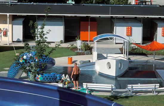 Das Schiff im Zentrum des Kinderplanschbeckens bietet Schatten und ladet ein zur Eroberung