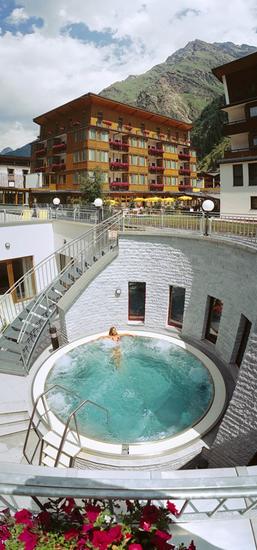 Ein entspannender Urlaubstag - relaxen in einem Whirlpool von Berndorf Bäderbau.