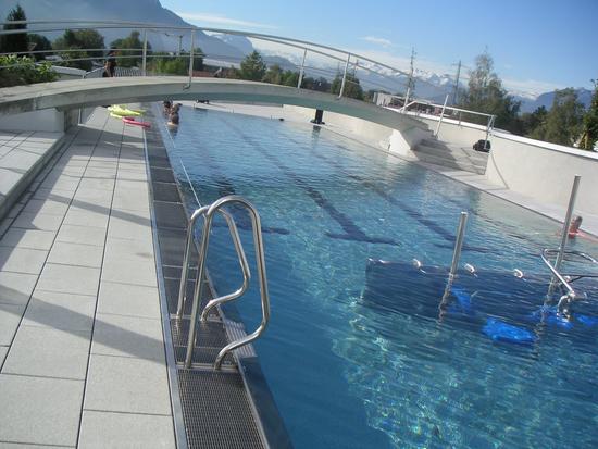 Dachterrassenbecken mit Schwimmerbereich und Fitnessbereich mit Wasser-Fitnessgeräten.