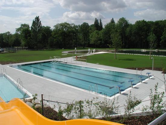 Mit dem Schwimmbecken mit seinen 4 Schwimmbahnen wird den sportlich ambitionierten Besuchern Rechnung getragen.