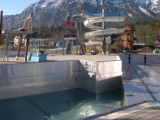 Mehrzweckbecken mit Schwimm- und Sprungbereich.
Becken kurz vor der Fertigstellung.