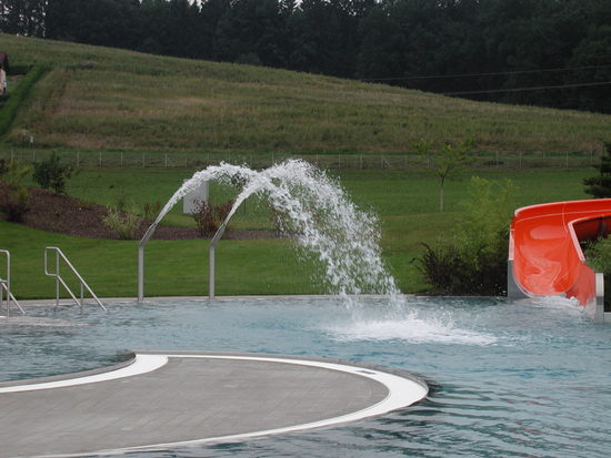 Nackenduschen und Rutschenauslauf.