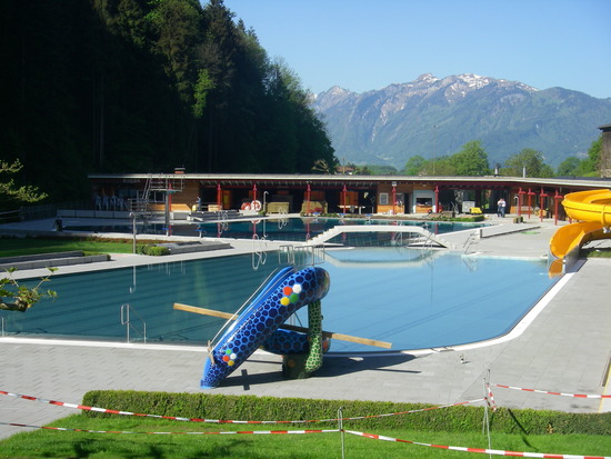 Mehrzweckbecken mit verschiedenen Attraktionen sowie einer Großwasserrutsche sorgen für ein unvergessliches Badeerlebnis.