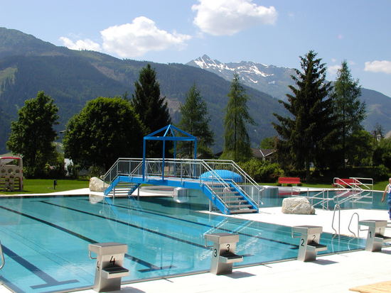 Mehrzweckbecken mit Startsockeln, Wasserpilz, Massagedüsen und SChaukelbucht