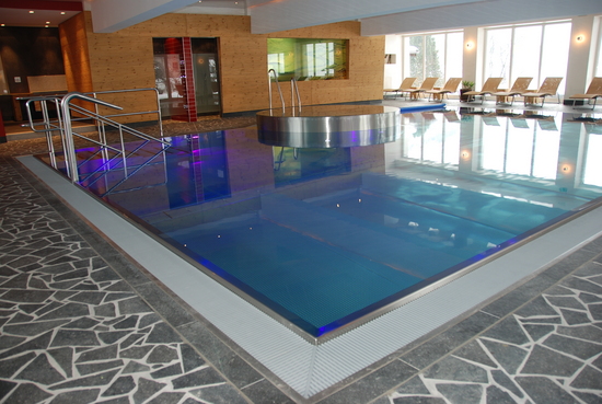 Hallenbecken mit Pool-in-Pool-Lösung für die Platzierung des Whirlpools.