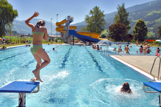 Der Schwimmer-bzw. Sportbeckenbereich des Mehrzweckbeckens. Startsockel und Schwimmbahnstreifen.